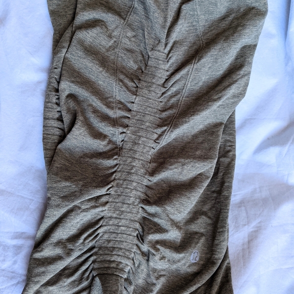 Like new Lululemon In The Flow Ruched tank top size 6 - Picture 4 of 10